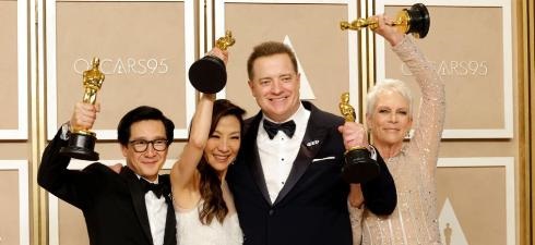 Guillermo del Toro recibe su tercera estatuilla en unos Oscars dominados por ‘Everything Everywhere All At Once’