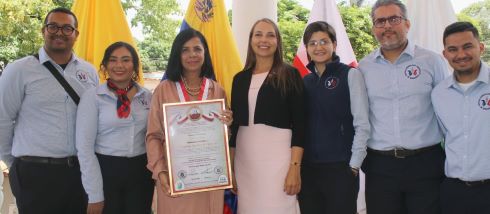 Directora del Centro Venezolano Americano de Margarita recibe la Orden Especial Lech Walesa en su única clase